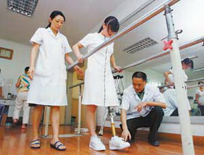 灾区伤员装上假肢 北川女生想重跳校园舞(图)